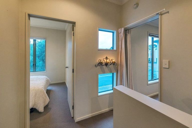 Photo of property in 39 Verdale Circle, Glen Eden, Auckland, 0602