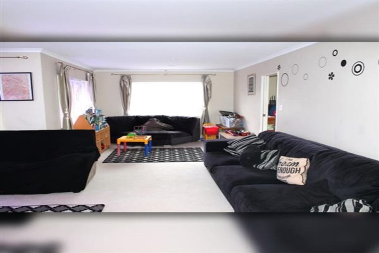 Photo of property in 2 Cambrian Crescent, Flat Bush, Auckland, 2016