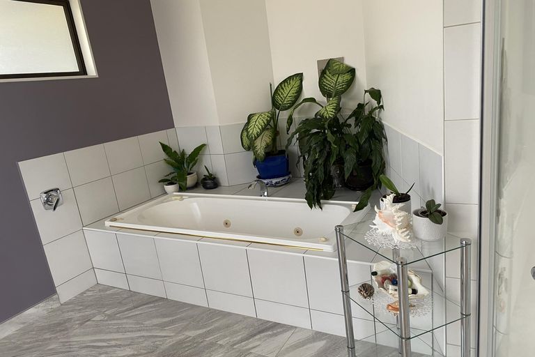 Photo of property in 6 Stratford Drive, Cable Bay, 0420