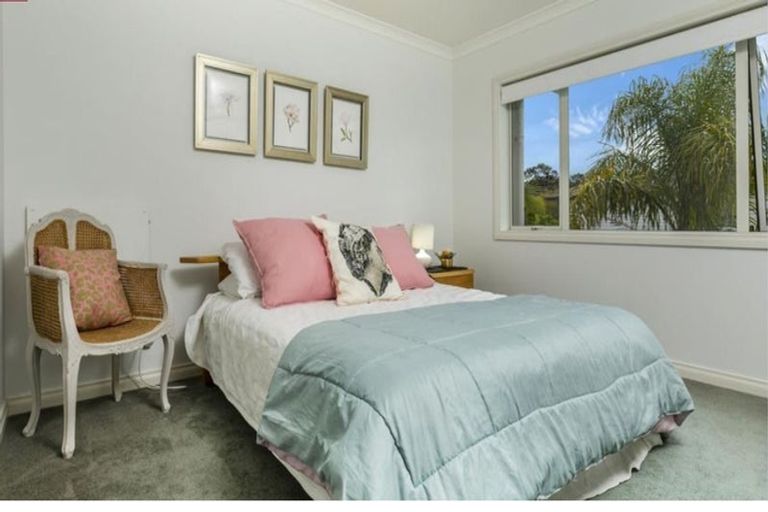 Photo of property in 2 Oscar Road, Greenhithe, Auckland, 0632