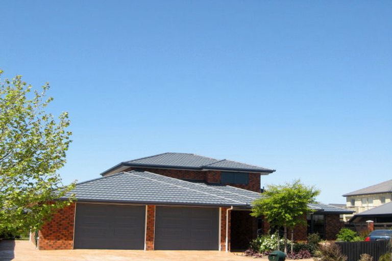 Photo of property in 7 Vaughan Way, Redwood, Christchurch, 8051