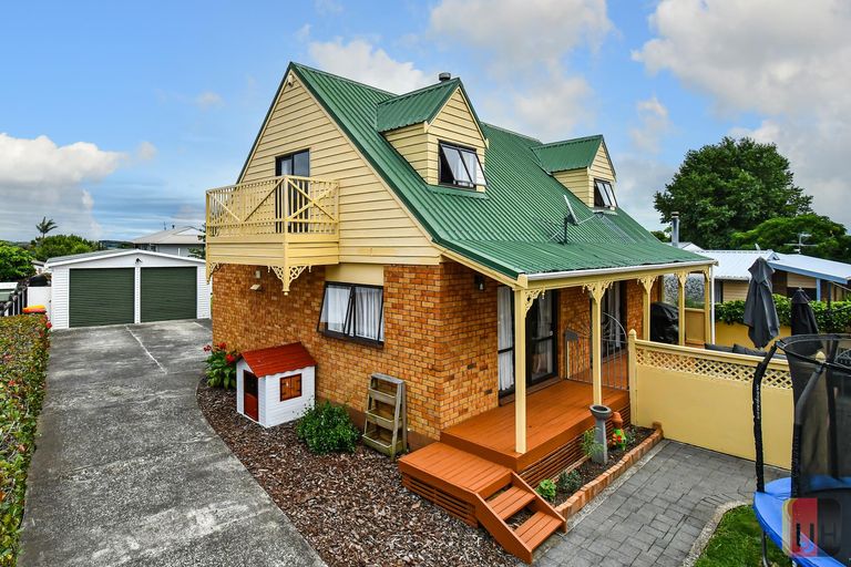 Photo of property in 14 Hadley Wood Drive, Wattle Downs, Auckland, 2103