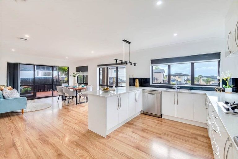 Photo of property in 12 San Casello Rise, Henderson, Auckland, 0612