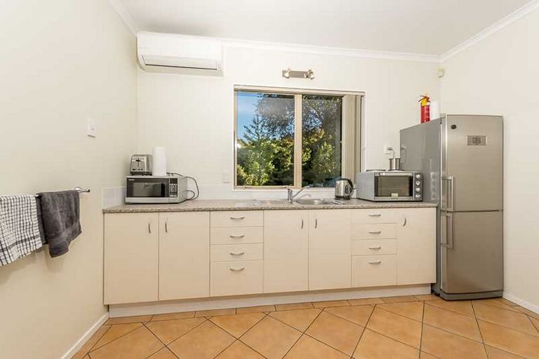 Photo of property in 7 Mistral Place, West Harbour, Auckland, 0618