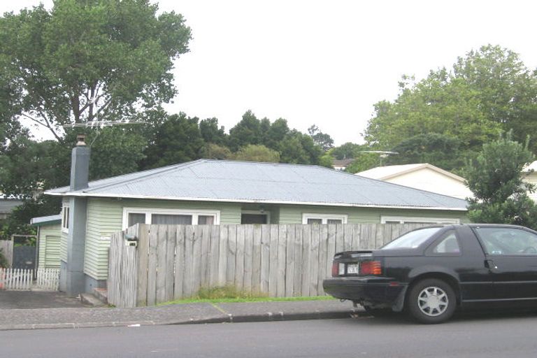 Photo of property in 2/19 Kaipatiki Road, Glenfield, Auckland, 0629