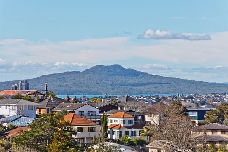 Photo of property in 2/15 Speedy Crescent, Hillcrest, Auckland, 0627