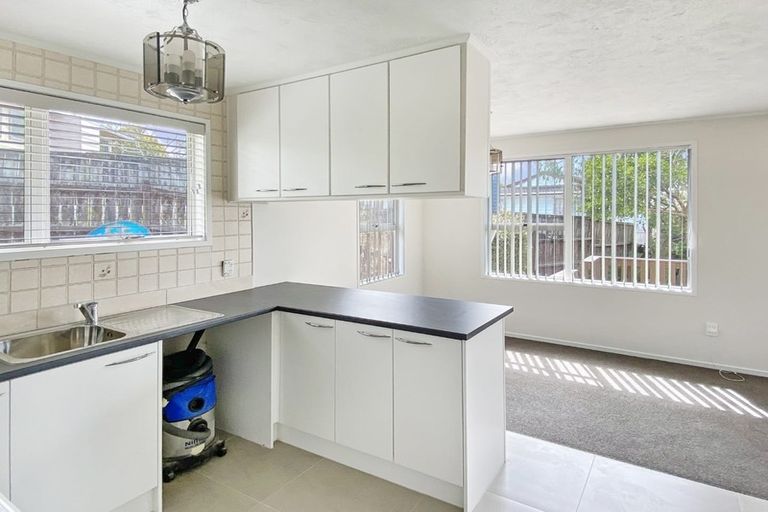 Photo of property in 15 Pisces Road, Glen Eden, Auckland, 0602