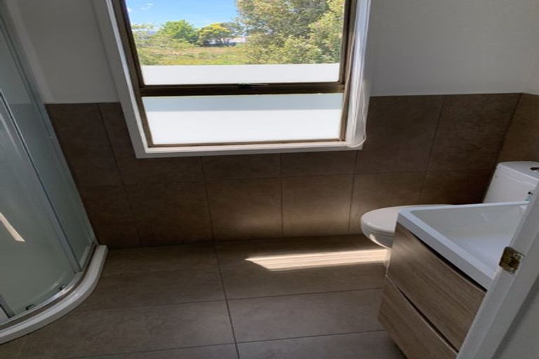 Photo of property in 1/15 Fairfax Avenue, Northcote, Auckland, 0627