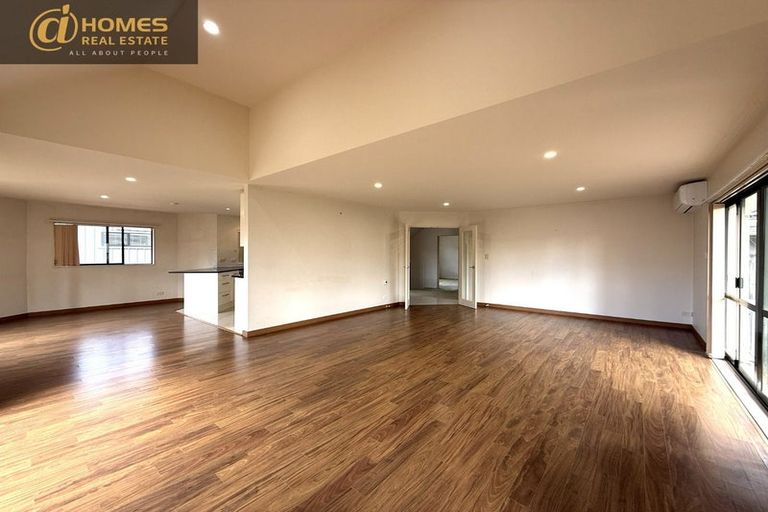 Photo of property in 5 Queen Natalie Place, Massey, Auckland, 0614