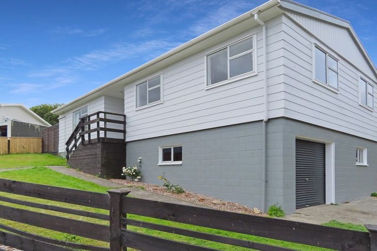 Photo of property in 118 Norana Road, Timberlea, Upper Hutt, 5018