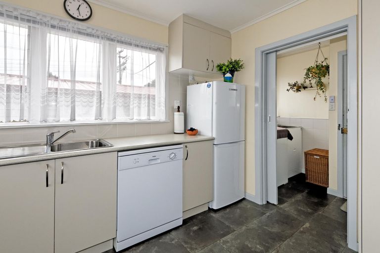 Photo of property in 1/9 Vardon Road, Green Bay, Auckland, 0604