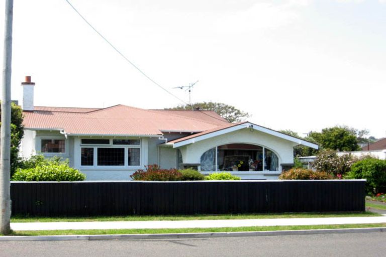 Photo of property in 2 College Street, Whanganui, 4500