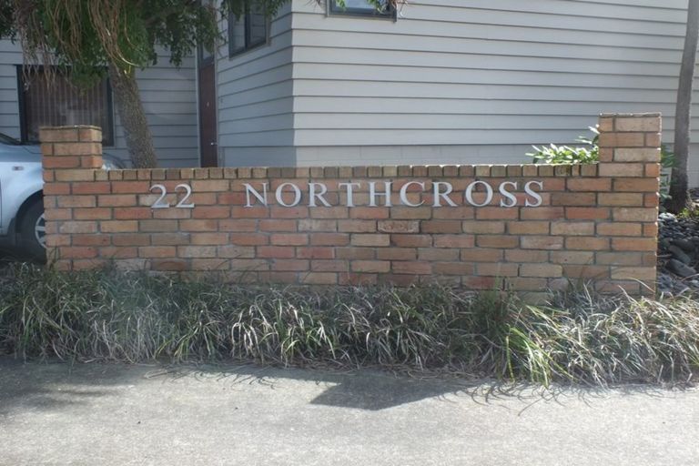 Photo of property in 2/22 Northcross Drive, Oteha, Auckland, 0632