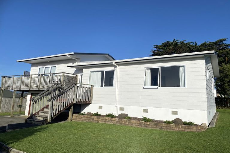 Photo of property in 6 Hanson Place, West Harbour, Auckland, 0618