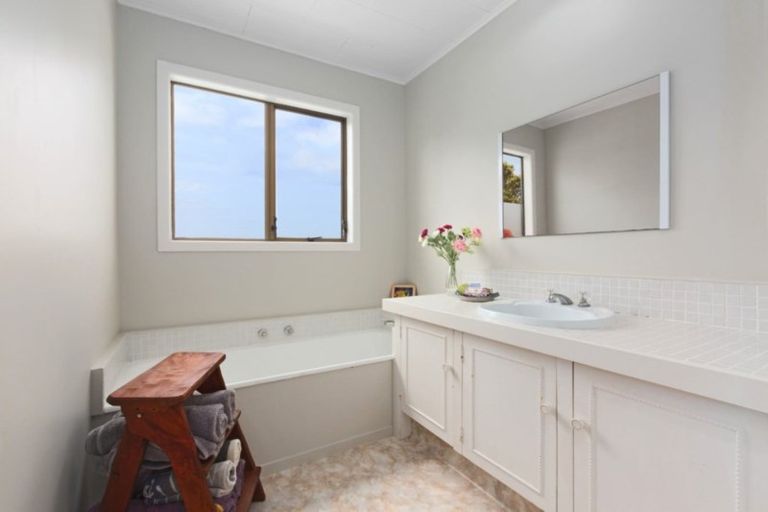 Photo of property in 68 Kahu Road, Paremata, Porirua, 5024