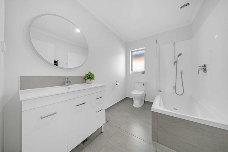 Photo of property in 14 Whareatua Avenue, Takanini, 2112