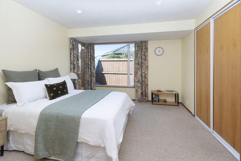 Photo of property in 18 Huntingdon Place, Avonhead, Christchurch, 8042