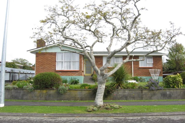 Photo of property in 15 Kowhai Street, Inglewood, 4330
