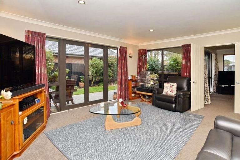 Photo of property in 2 Ross Place, Northwood, Christchurch, 8051