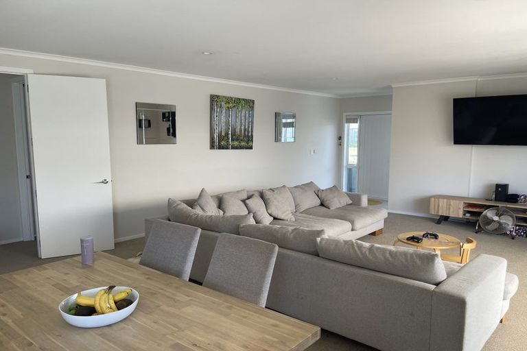 Photo of property in 18 Larmer Drive, Kumeu, 0810