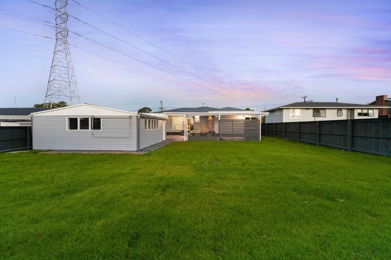 Photo of property in 24 Cobham Crescent, Kelston, Auckland, 0602