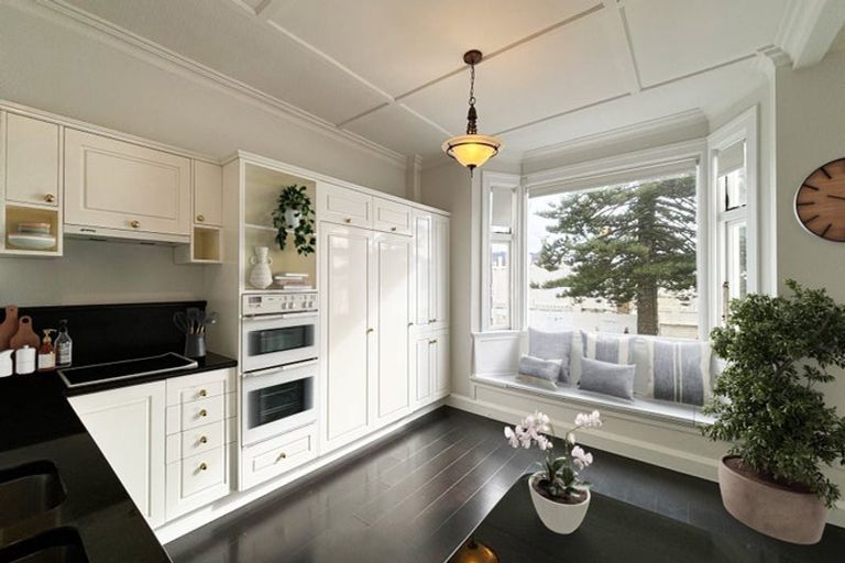 Photo of property in 2/246 Oriental Parade, Oriental Bay, Wellington, 6011