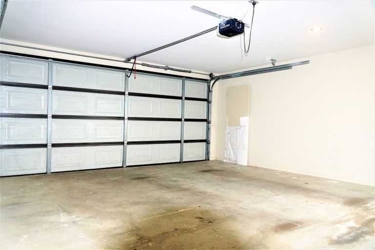 Photo of property in 18 Mulroy Place, Pinehill, Auckland, 0632