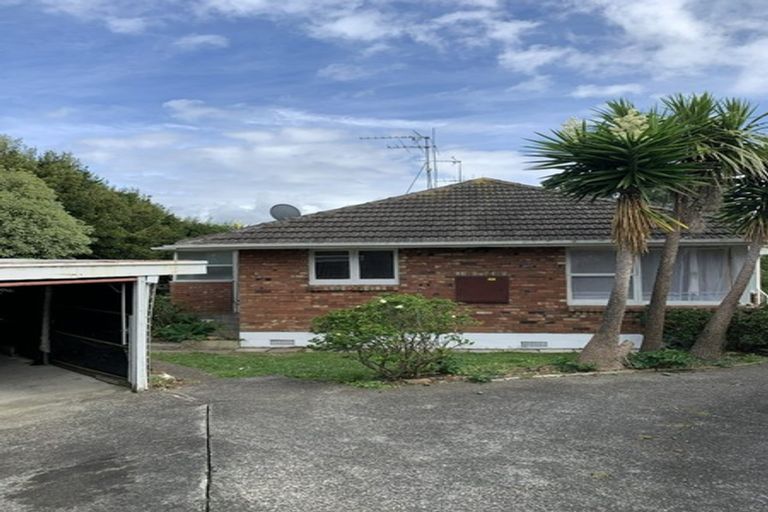 Photo of property in 1/6 Catalina Crescent, Forrest Hill, Auckland, 0620