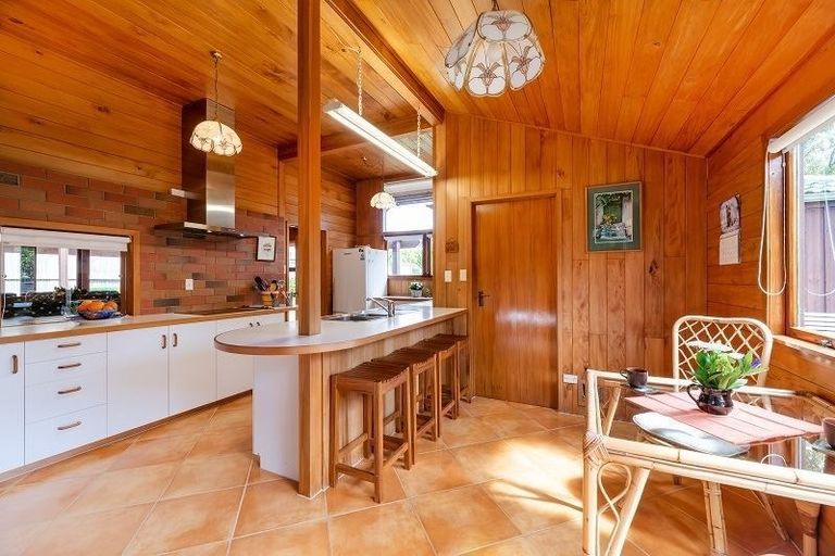 Photo of property in 8 Harrybrook Road, Green Bay, Auckland, 0604