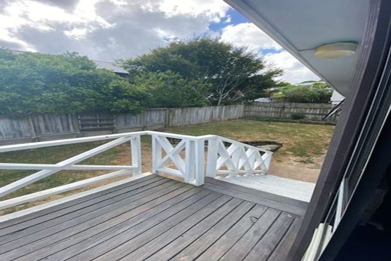 Photo of property in 2/14 Thalia Place, Totara Vale, Auckland, 0629