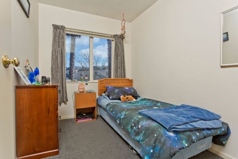 Photo of property in 4/31 Fields Parade, Oteha, Auckland, 0632