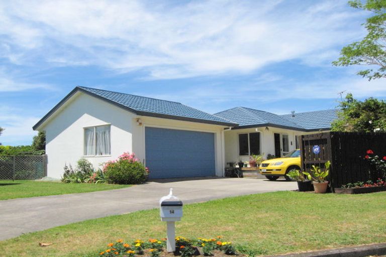 Photo of property in 14 Millen Place, Clarks Beach, 2122