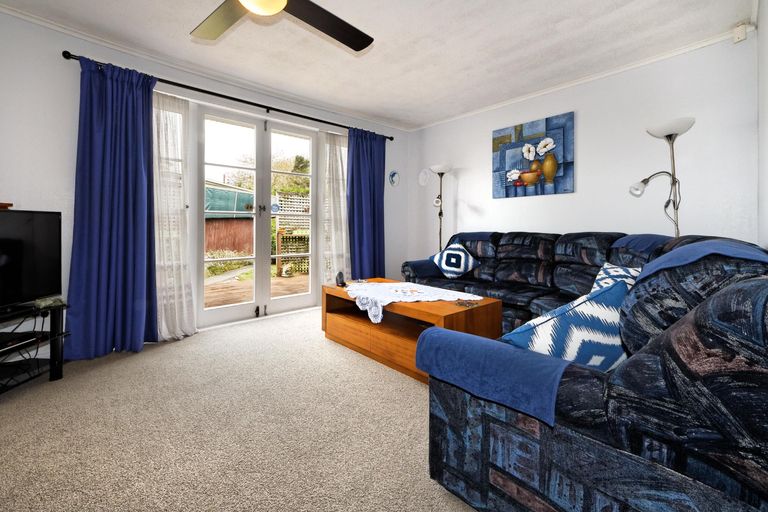 Photo of property in 1/9 Vardon Road, Green Bay, Auckland, 0604