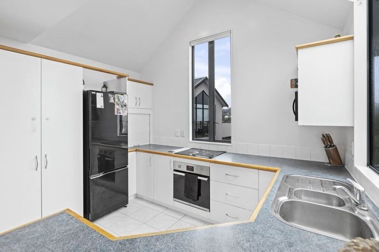 Photo of property in 2/4 Idyll Place, Northcross, Auckland, 0632