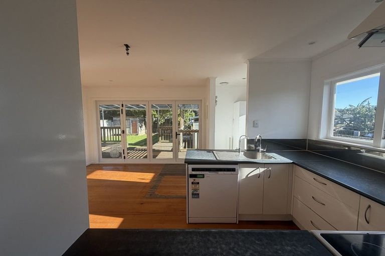 Photo of property in 18 Garelja Road, Henderson, Auckland, 0612