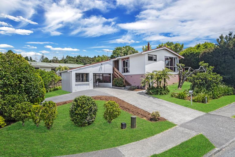 Photo of property in 2 Ensign Place, Hillcrest, Auckland, 0627