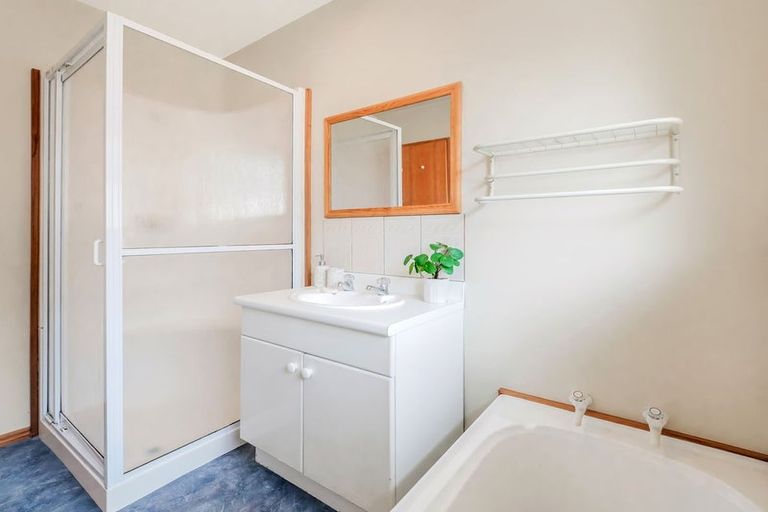 Photo of property in 2/128 Yaldhurst Road, Sockburn, Christchurch, 8042