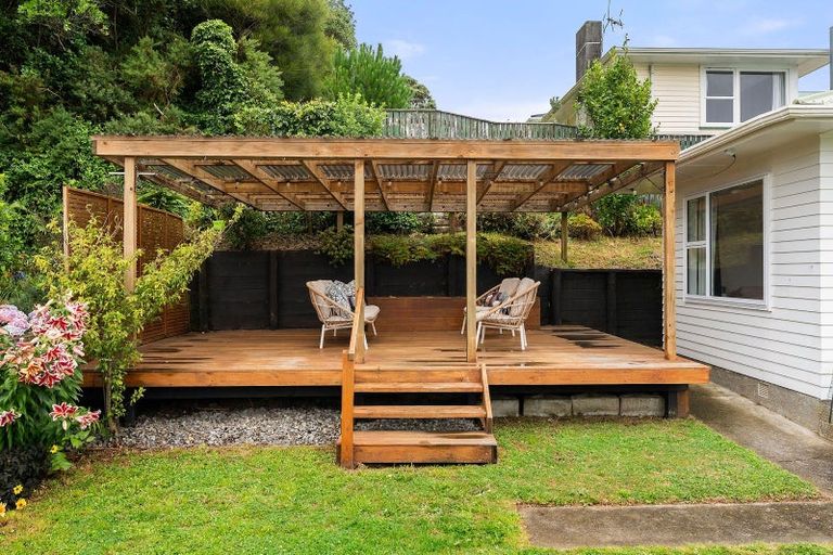 Photo of property in 3 Catherine Crescent, Paparangi, Wellington, 6037