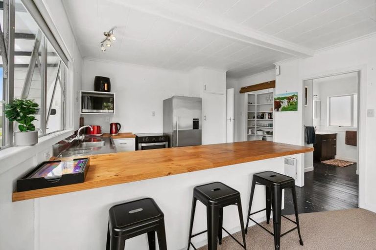 Photo of property in 4 Shearer Drive, Oakura, 4314