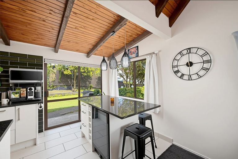 Photo of property in 2 Raelene Place, Massey, Auckland, 0614