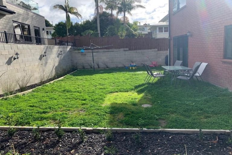 Photo of property in 3a Crystal Avenue, Glendene, Auckland, 0602