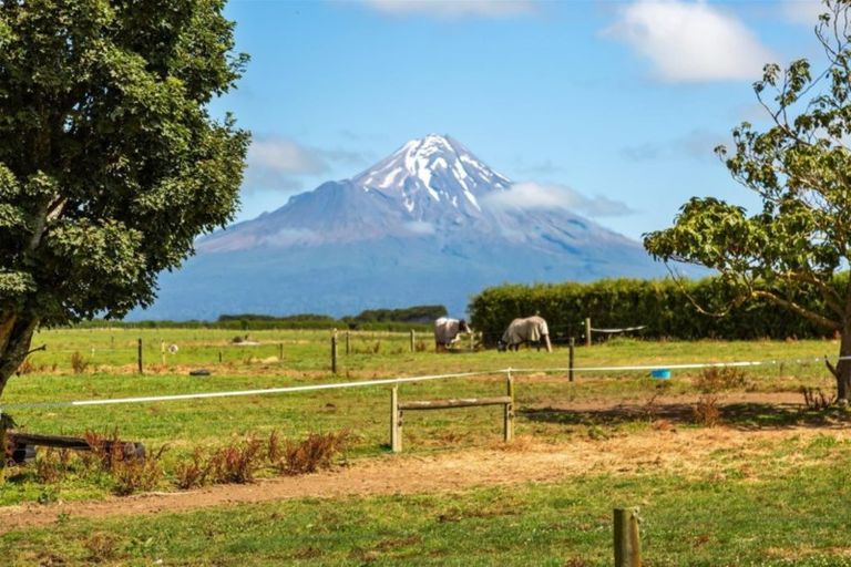 Photo of property in 323 Hunter Road, Eltham, Hawera, 4673