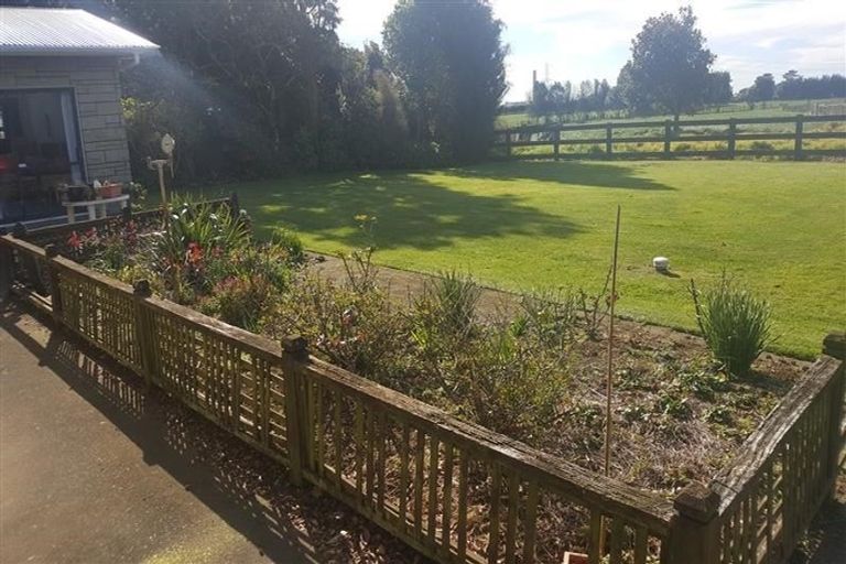 Photo of property in 28 Beach Road, Omata, New Plymouth, 4374