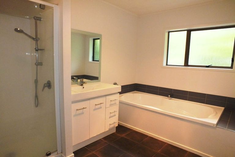 Photo of property in 1/19 Saddleback Rise, Murrays Bay, Auckland, 0630