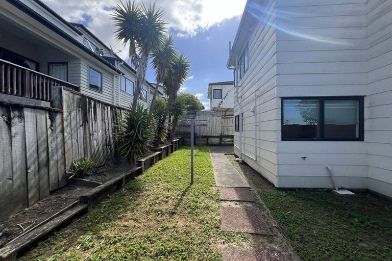 Photo of property in 3/11 Woodall Place, Totara Vale, Auckland, 0627