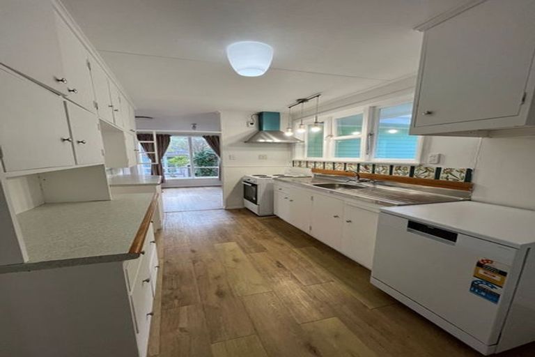 Photo of property in 100 Helston Road, Paparangi, Wellington, 6037