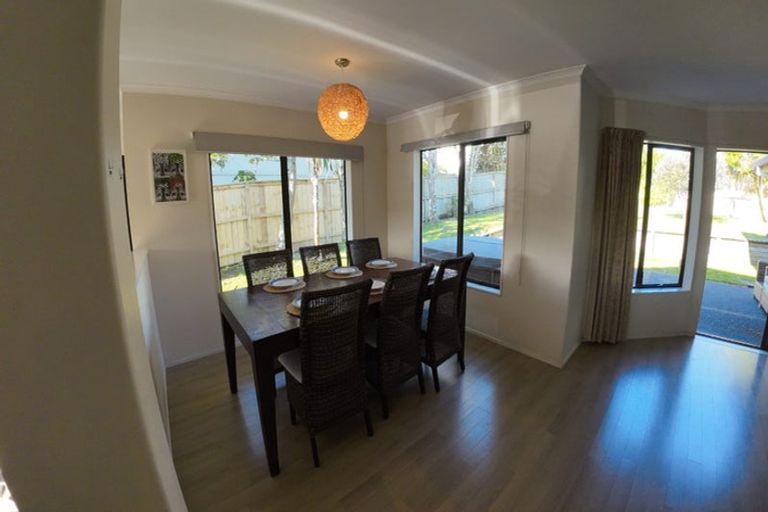 Photo of property in 5 Waimanu Bay Drive, Te Atatu Peninsula, Auckland, 0610