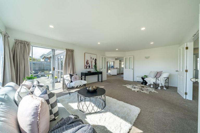 Photo of property in 12 Lanyon Place, Whitby, Porirua, 5024