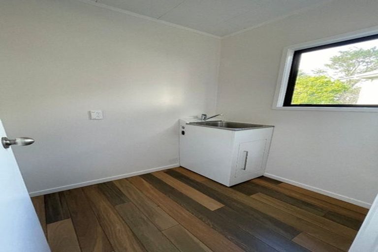 Photo of property in 2/1 Landsdale Place, Massey, Auckland, 0614