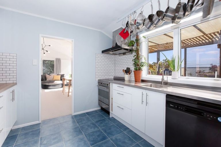 Photo of property in 2/11 Mervyn Place, Plimmerton, Porirua, 5026